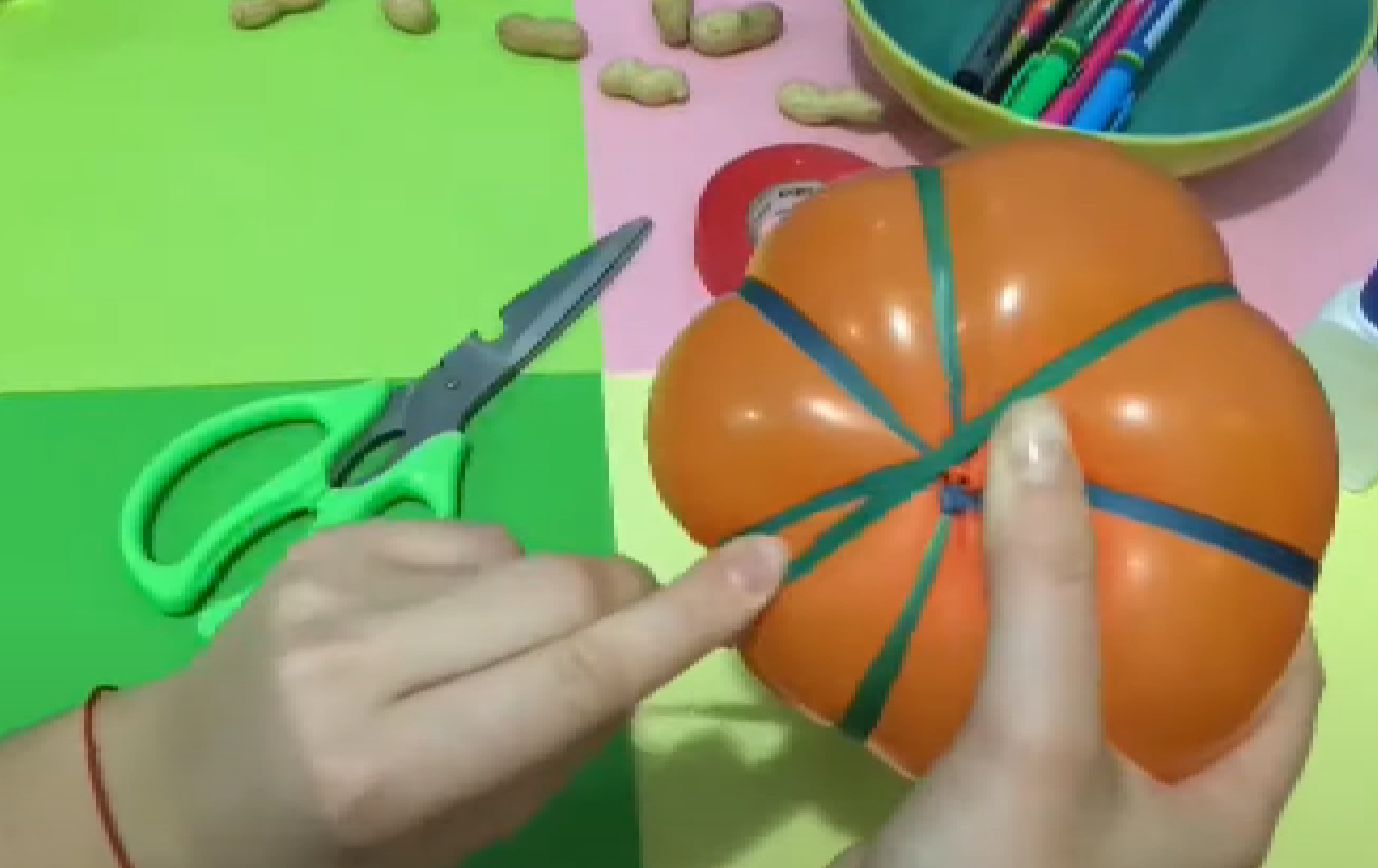 Будет как настоящая! Как сделать стильную тыкву на Хэллоуин из бумаги и шарика